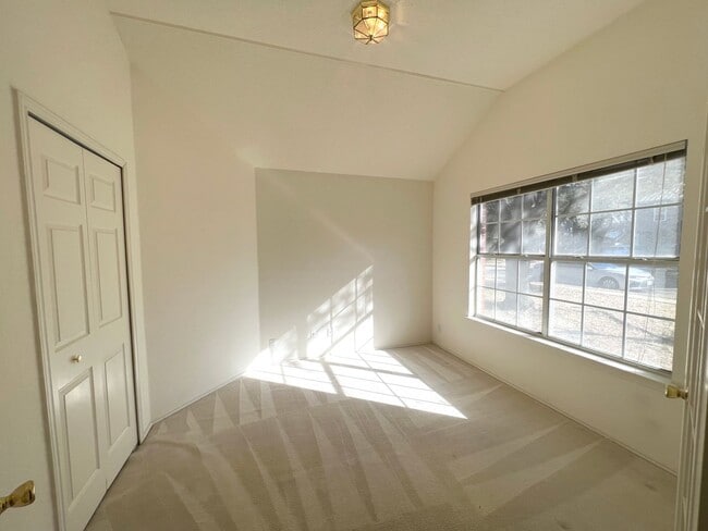 Building Photo - Single Story 4 Bedrooms 2 Bathrooms Home for Rent in Prime Northwest of Austin Location, nearby A...