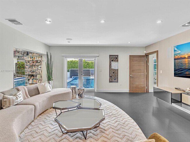 Building Photo - 307 Holiday Dr