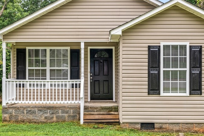 Building Photo - Welcome to this charming 4 bedroom, 2 bathroom home located in Greensboro, NC.