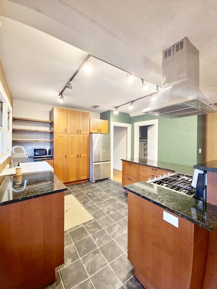 Building Photo - 1804 NE 24th Ave