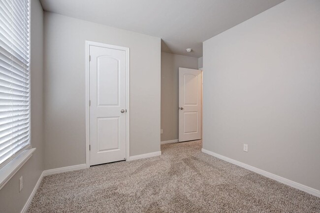 Building Photo - $500 Off the First Full Months Rent!!