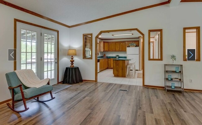 Building Photo - Fairview - 3 bedroom 2 baths - Private living