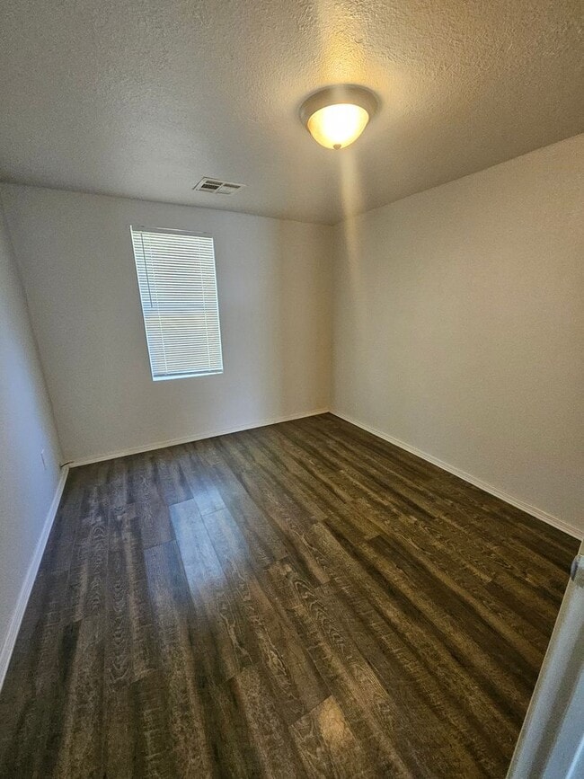 Building Photo - Cute little 2 bedroom with a big yard!