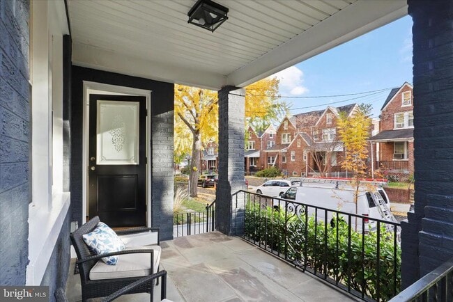 Building Photo - 521 Quintana Pl NW