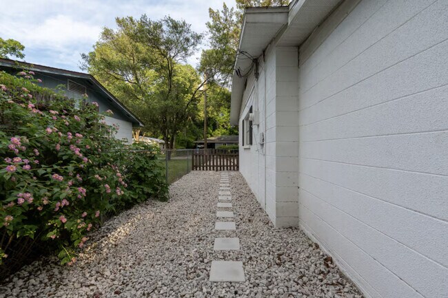 Building Photo - 3204 NW 10th St