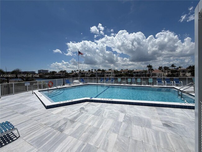 Building Photo - 1410 S Ocean Dr