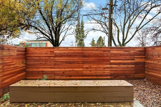 Building Photo - NEWER HOME -4 BED, 3.5 BATHS, 2 CAR GARAGE DOWNTOWN LIVING