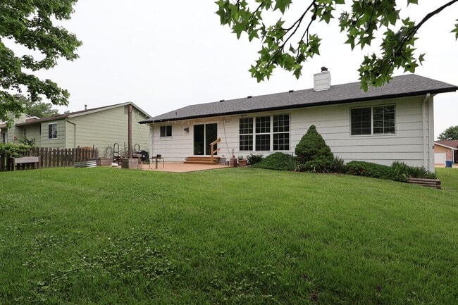 Building Photo - Updated 3BR/2BA Ranch with Garage, Basement & Community Pool