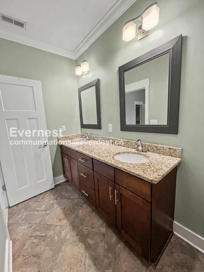 Building Photo - 1306 Pillow St