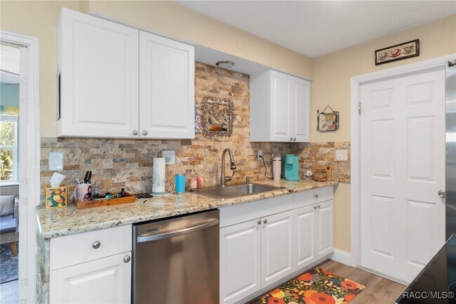Building Photo - 11 Oak Hollow Dr
