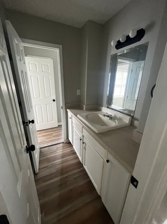 Building Photo - Beautifully renovated 3 bedroom house!