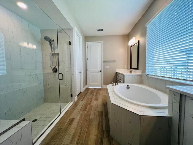 Building Photo - 4567 Tivoli Dr