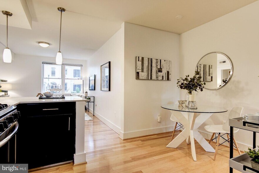 Building Photo - 809 Otis Pl NW