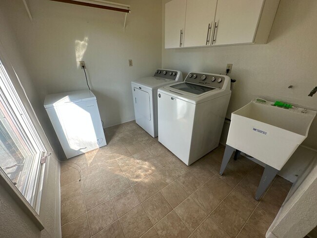 Building Photo - 406 N Santa Cruz Ave