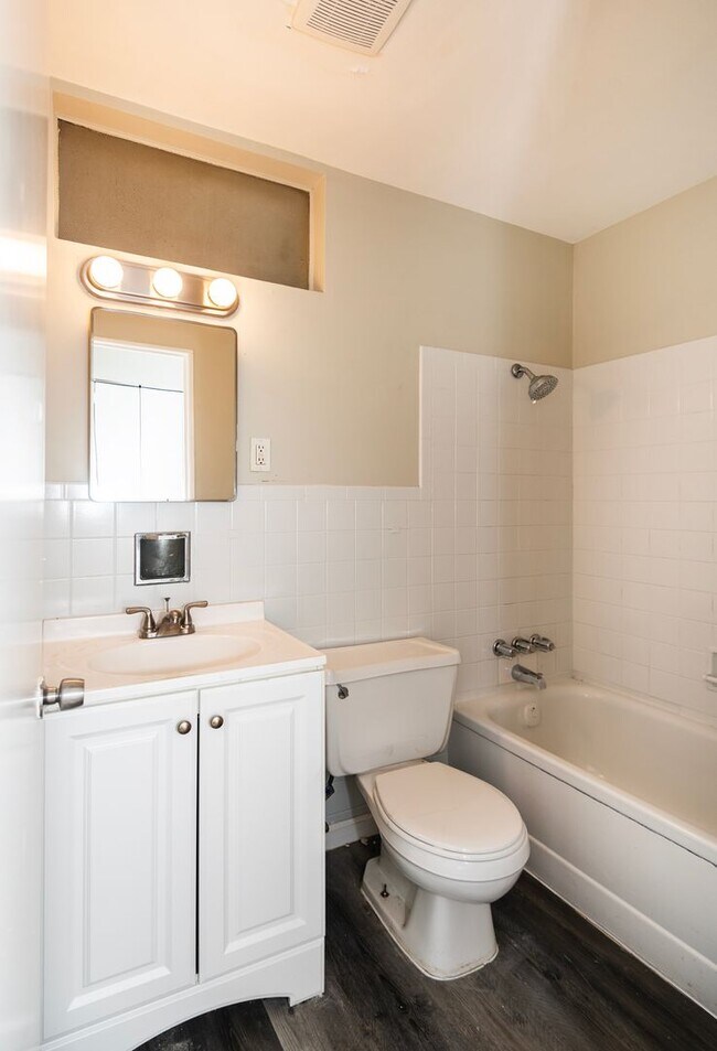 Building Photo - Amazing 3 Bedroom 1.5 Bathroom Home