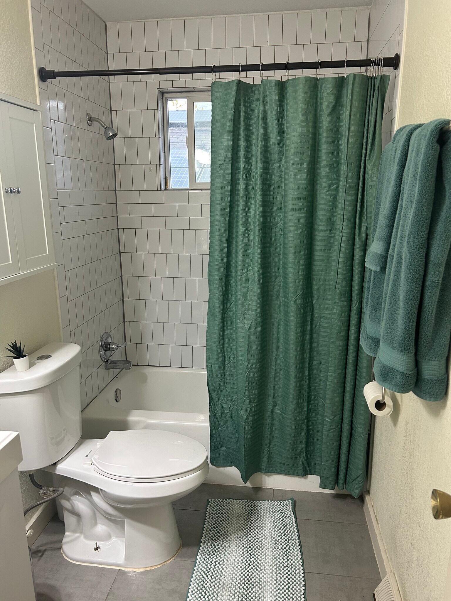 recently updated bathroom - 1570 Tamarac St