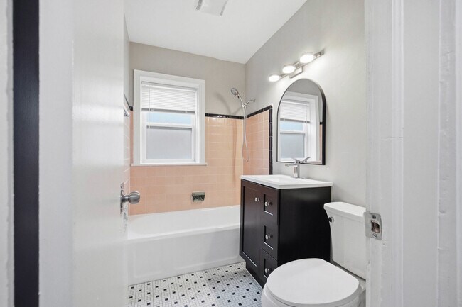 Building Photo - 7524 N Ridge Blvd