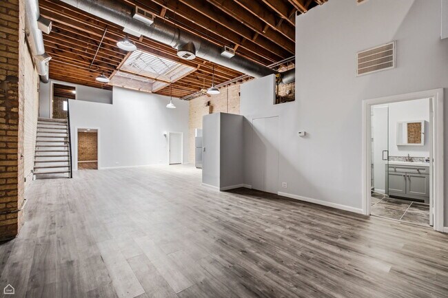 Building Photo - 1742 N Mozart St