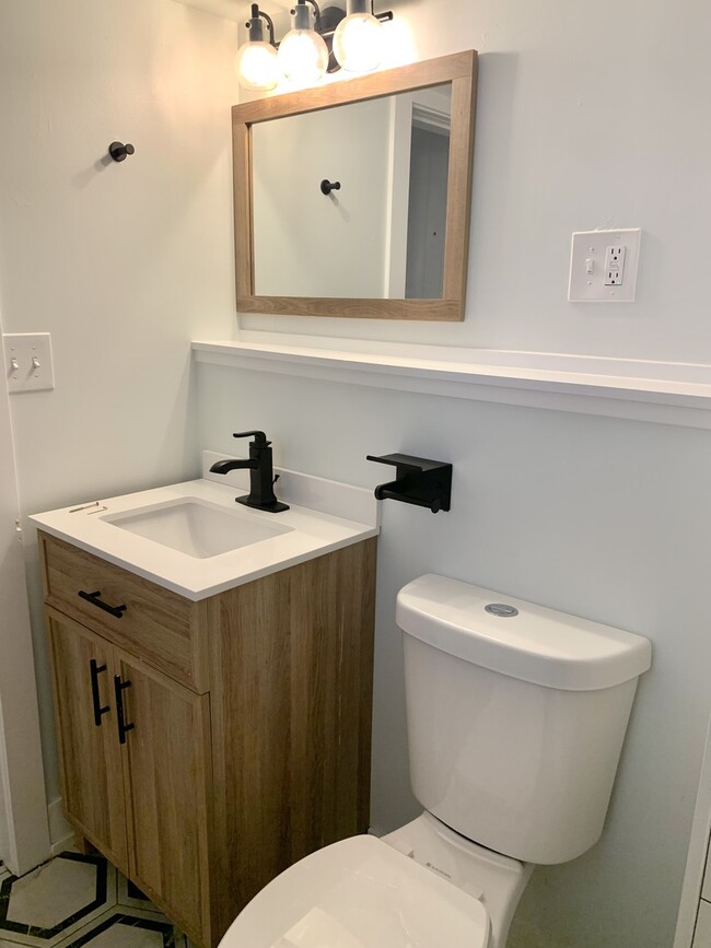 Building Photo - 1943 N Winchester Ave