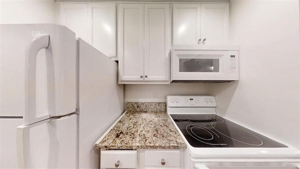 Building Photo - 300 Johnson Ferry Rd