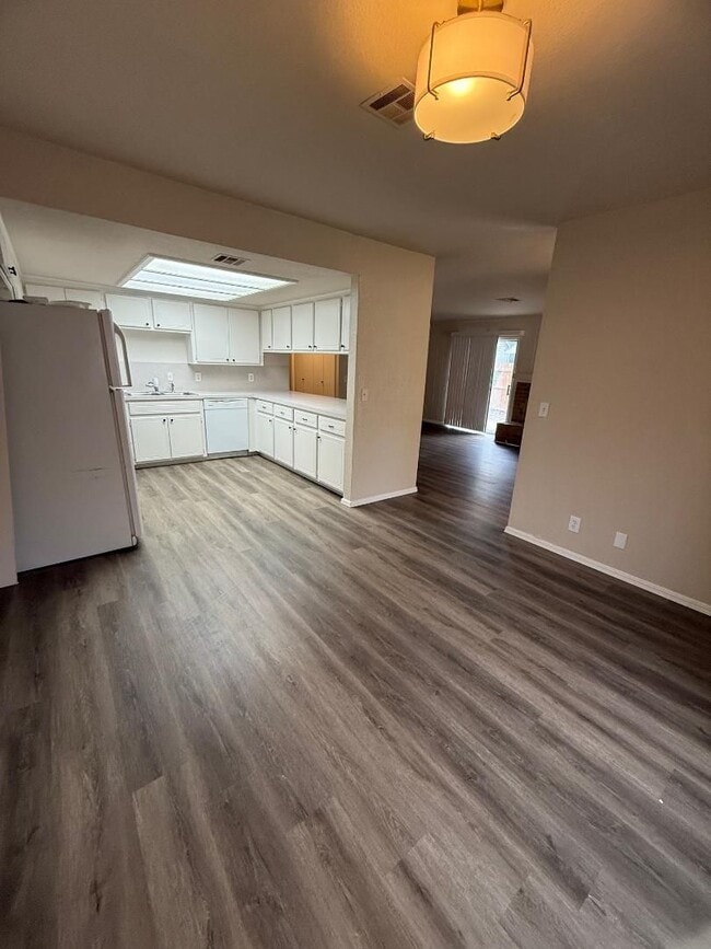 Building Photo - 2 Bed 1 Bath West Side Duplex