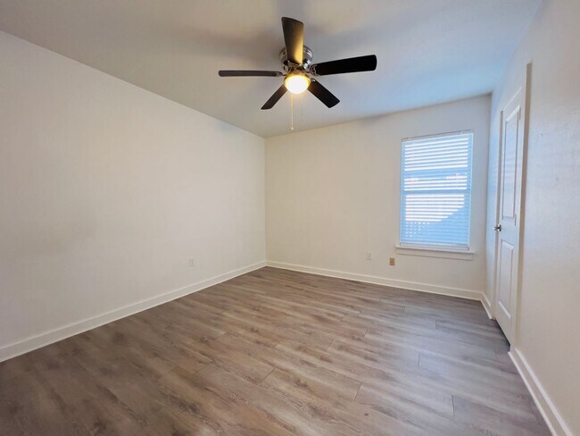 Building Photo - PRE-LEASING FOR JULY! Spacious 3-Bedroom Townhouse Near Texas Tech