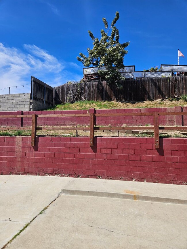 Building Photo - Large 3 Bedroom 2 Bath House