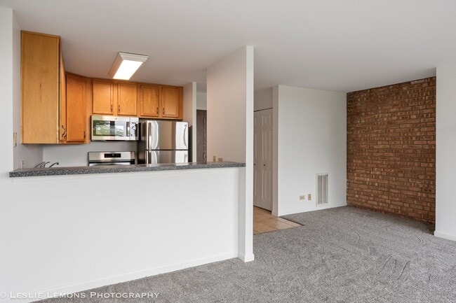 Building Photo - 5950 Oakwood Dr