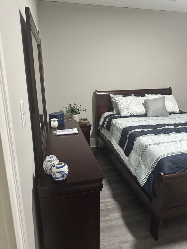 Building Photo - Walking distance to U of L and Bellarmine Campus