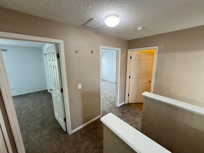 Building Photo - 5 Bedroom Townhome in Avalon Park! TESLA CHARGER INCLUDED!