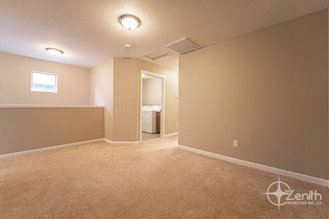 Building Photo - 3307 NE 43rd Pl