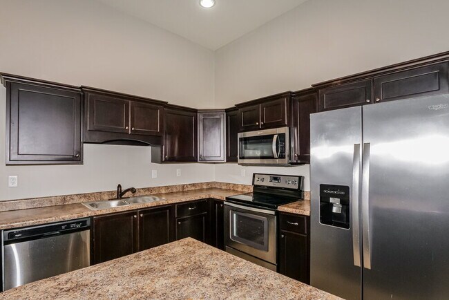 Building Photo - 7911 Hemlock Dr