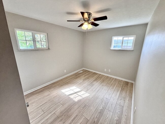 Building Photo - 120 Willow Dr
