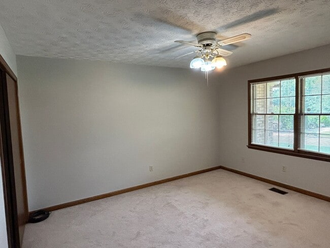Building Photo - 504 Stoney Brook Dr SW