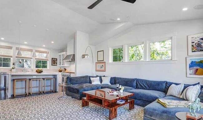 Building Photo - 230 Newcomb St