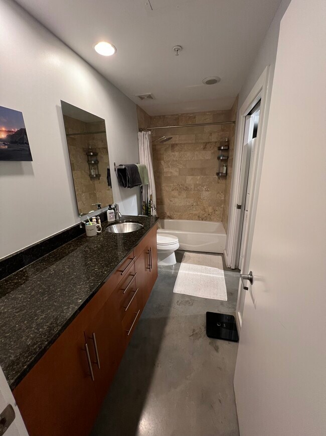 Building Photo - 2124 E 6th St