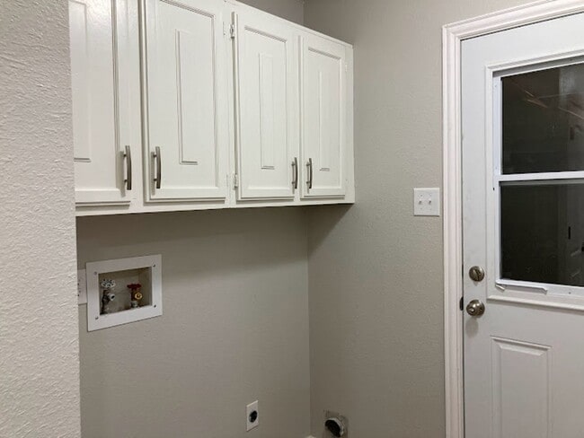 Building Photo - Spacious Executive 4 Bedroom Home