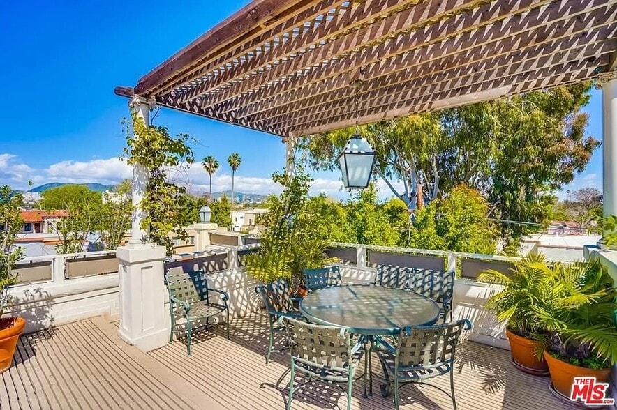 Rooftop terrace - 450 N Sycamore Ave