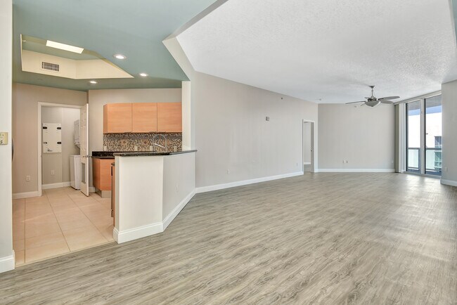 Building Photo - 231 Riverside Dr