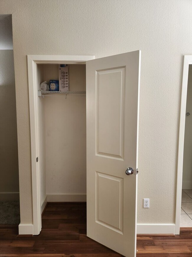 Building Photo - Bright & Sunny City Center townhouse style condo Great location, Nice 2 bedroom 2.5 bathroom