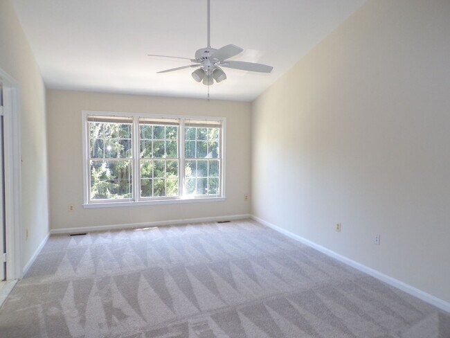 Building Photo - Three Bedroom Townhouse Conveniently Located In Springfield