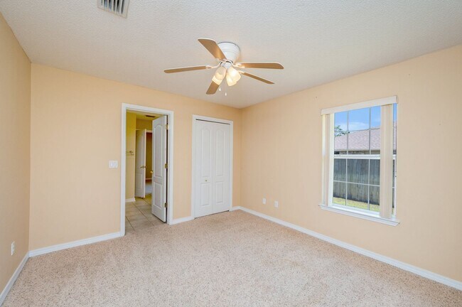 Building Photo - Spacious Home in Navarre!