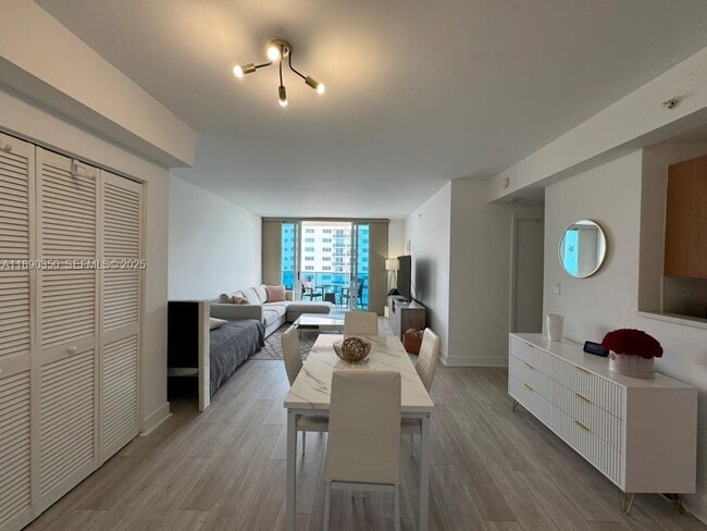 Building Photo - 7501 E Treasure Dr