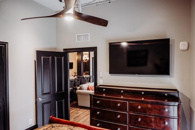 Building Photo - 275 S Limestone