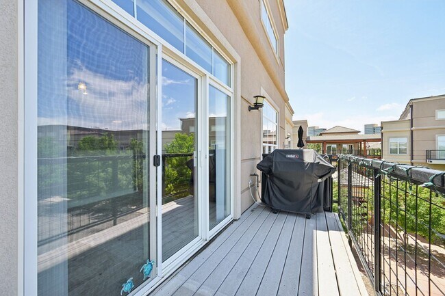 Building Photo - 5677 S Park Pl