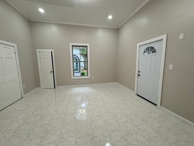 Building Photo - Must See Spacious 2 Bedroom 2.5 Bath Home ...