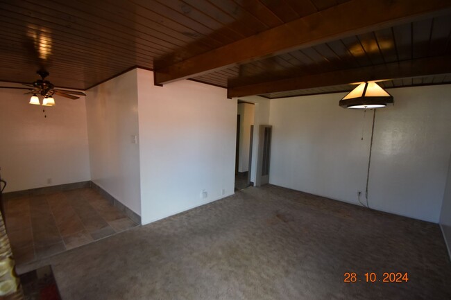 Building Photo - 4 Bedroom Home with Private Spacious Backy...