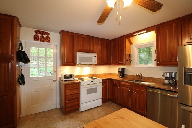 Building Photo - COMING SOON - 4Bed/2.5Bath Raised Rambler in Bannockburn near Glen Echo Park!
