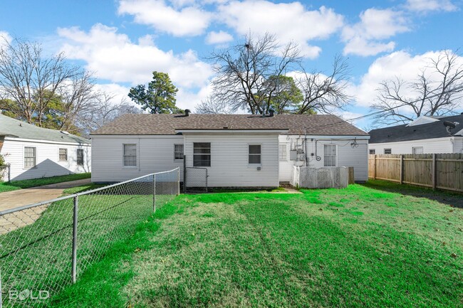 Building Photo - 4 BEDROOM 2 BATH MOVE-IN READY