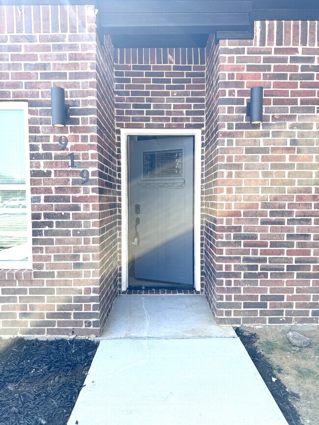 Building Photo - 921 S.Franklin Dr
